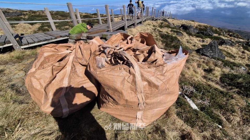 “제주도, 한라산 정상부서 쓰레기 1.5톤 수거”